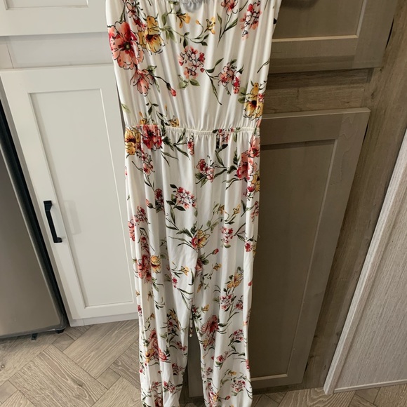 XS RUE 21 SLEEVELESS ROMPER W ITE W/ FLOWERS - Picture 2 of 2